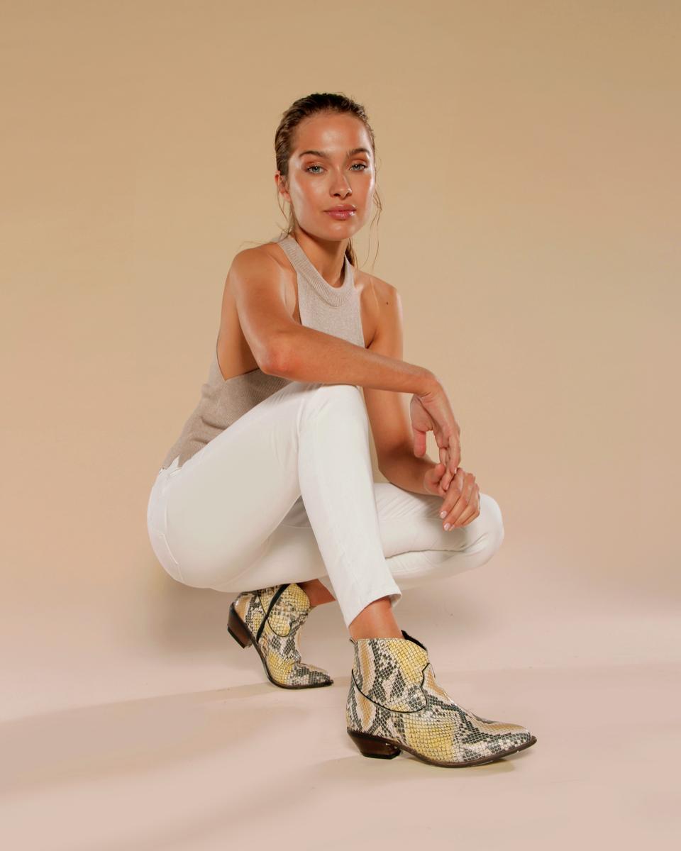 REPTILE • Top Pita, Jean Palmi &amp; Texanas Woon💛
Encontrá el look completo en sofiasarkany.com