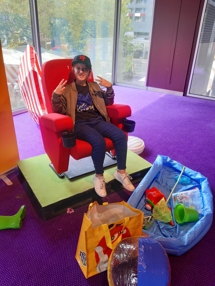 AngelaH24's tweet photo. Vakantie alweer voorbij ook voor de kids! Maar wat was het fijn en wat hebben we genoten van de kleine dingen! Zoals ook het bezoekje aan @pathetilburg waar we de Leeuwenkoning hebben gekeken en gelijk een bezoekje brachten aan de @Enzoknol popup store
#letspathe https://t.co/Xn00Fcz3qE