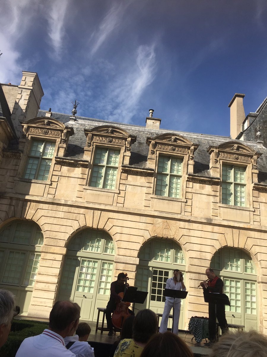 karen_taieb's tweet photo. Douceur de fin d’été dans le jardin de l’hôtel de Sully @leCMN @PBelaval @Mairiedu4e @cgirard @ArielWeilT 3 jours de concert de musique baroque @LaSimphonie https://t.co/MbjKtgsipb