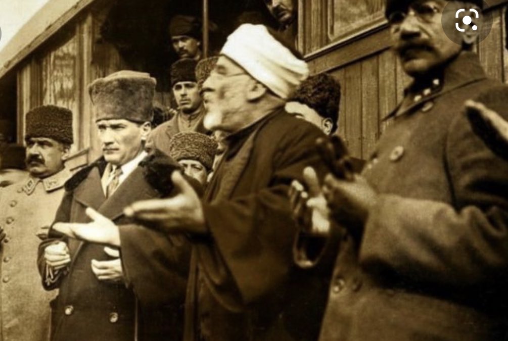 Diyanet bugün Atatürk’ü anmadı.

Tarih yazar...

Kurtuluş Savaşı’na ve Mustafa Kemal’e destek vermiş,
M.Kemal’e Padişah’ın verdiği ölüm fermanını Ankara Müftüsü olarak reddetmiş,
İlk Diyanet İşleri Başkanı Rıfat Börekçi’nin adını Kocatepe Camisi’nin yanındaki parkımıza veriyoruz.