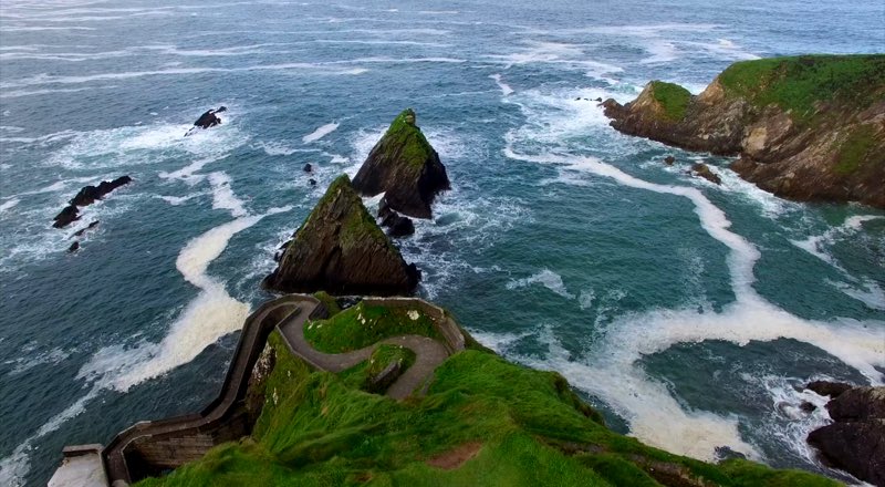Happy #weekend to all our #GlobalIrish! Wherever you’re spending yours, we hope you have views as good as this.. 
☘️⛰🌊💛💚

#ireland <a href="/wildatlanticway/">Wild Atlantic Way</a> <a href="/TourismIreland/">Tourism Ireland</a> <a href="/Failte_Ireland/">Fáilte Ireland</a> <a href="/DiscoverIreland/">Discover Ireland</a> #kerry