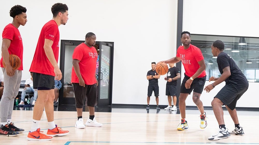 MajinApe's tweet image. We don't mention enough how @dwyanewade could just relax w/ being a top 3 all-time SG, yet he's ALWAYS working out &amp;amp; mentoring the next gen of players. Former hoopers stay taking shots at the younger ones, yet he's consistently pushing em to better than even him #flashMentality