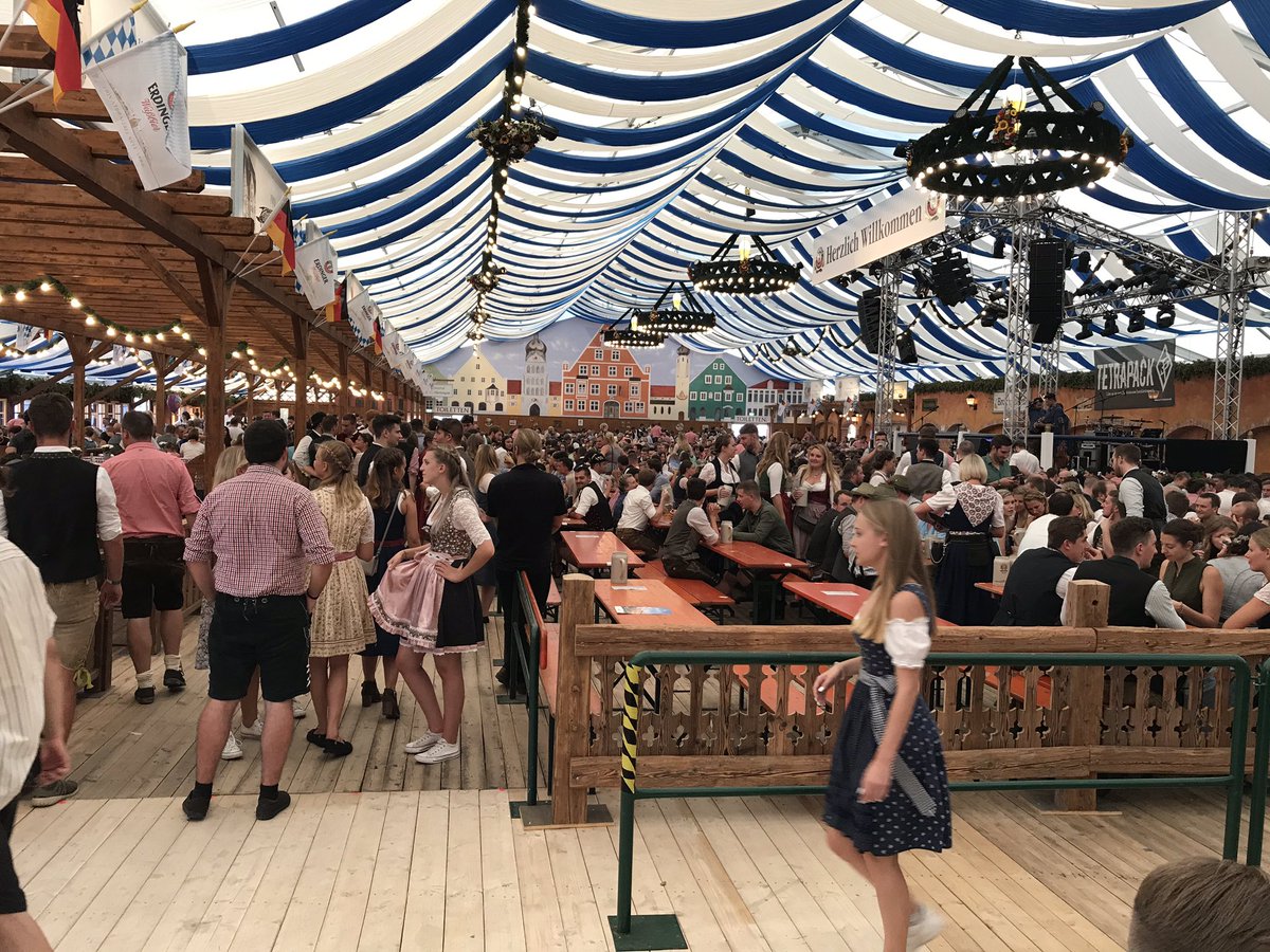 TorstenBeermann's tweet image. Ja, is denn scho Oktoberfest? Unterwegs auf dem Erdinger #herbstfest. Trachten, Bier und blau-weißer Himmel - und das alles Ende August...