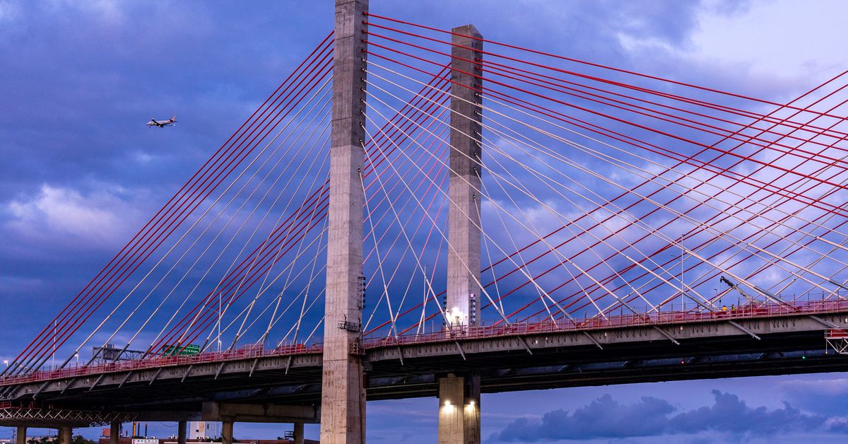 Sigmaairnyc's tweet photo. City vows to fix bike lanes around the new span of the Kosciuszko Bridge https://t.co/I7TmhyN2TB @CurbedNY https://t.co/KVBAy4RUmq