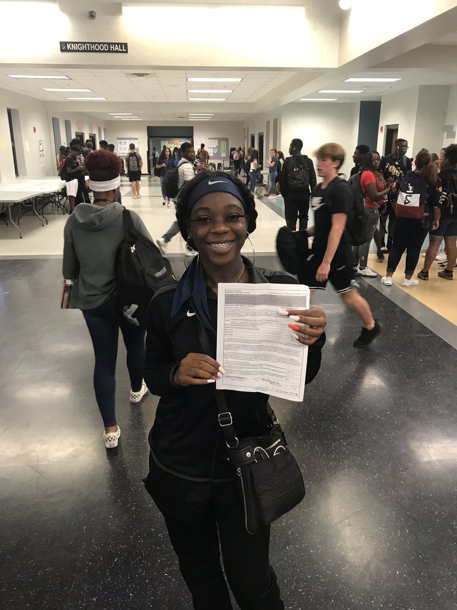 TylerWo30044648's tweet photo. When I started at Oakleaf, she was the first student to introduce herself. Today she was so excited to share the news. Yesterday, she entered into the Delayed Entry Program to serve our Country once she graduates. Goosebumps. #proudtoknowyou @oakleafknights @USNavy https://t.co/7l9kFDvTxQ