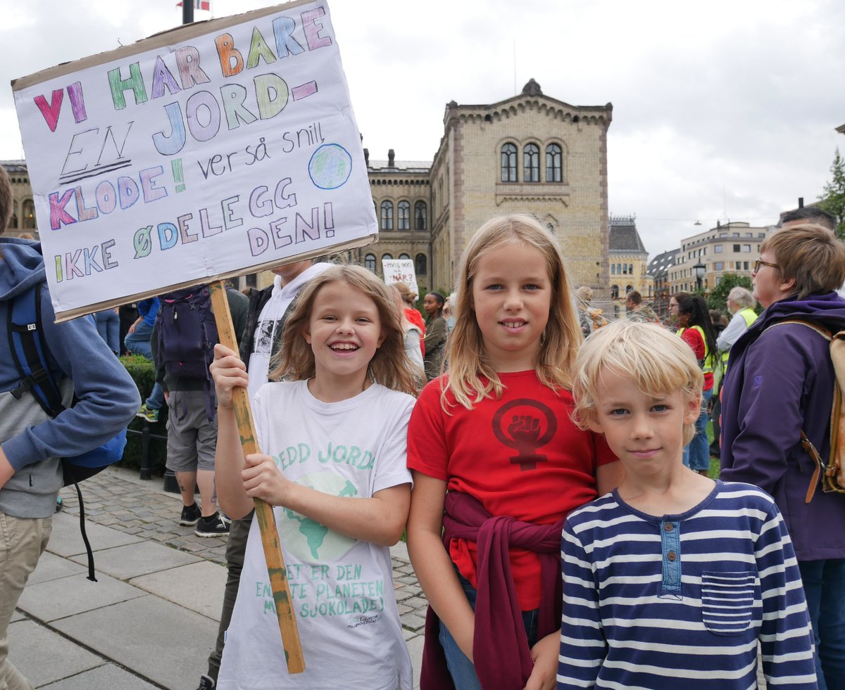 Solblid's tweet photo. "Climate action now!" Three generations striking for climate together in front of the Norwegian Parliament ❤ 🌍 @iskjoldvaer besteforeldrenes klimaaksjon @Spireorg @NaturogUngdom @Naturvern #Klimastreik #Fridays4Future #klimabroelet #Klimakrise #ClimateEmergency @GretaThunberg https://t.co/bs9J7DCtwC