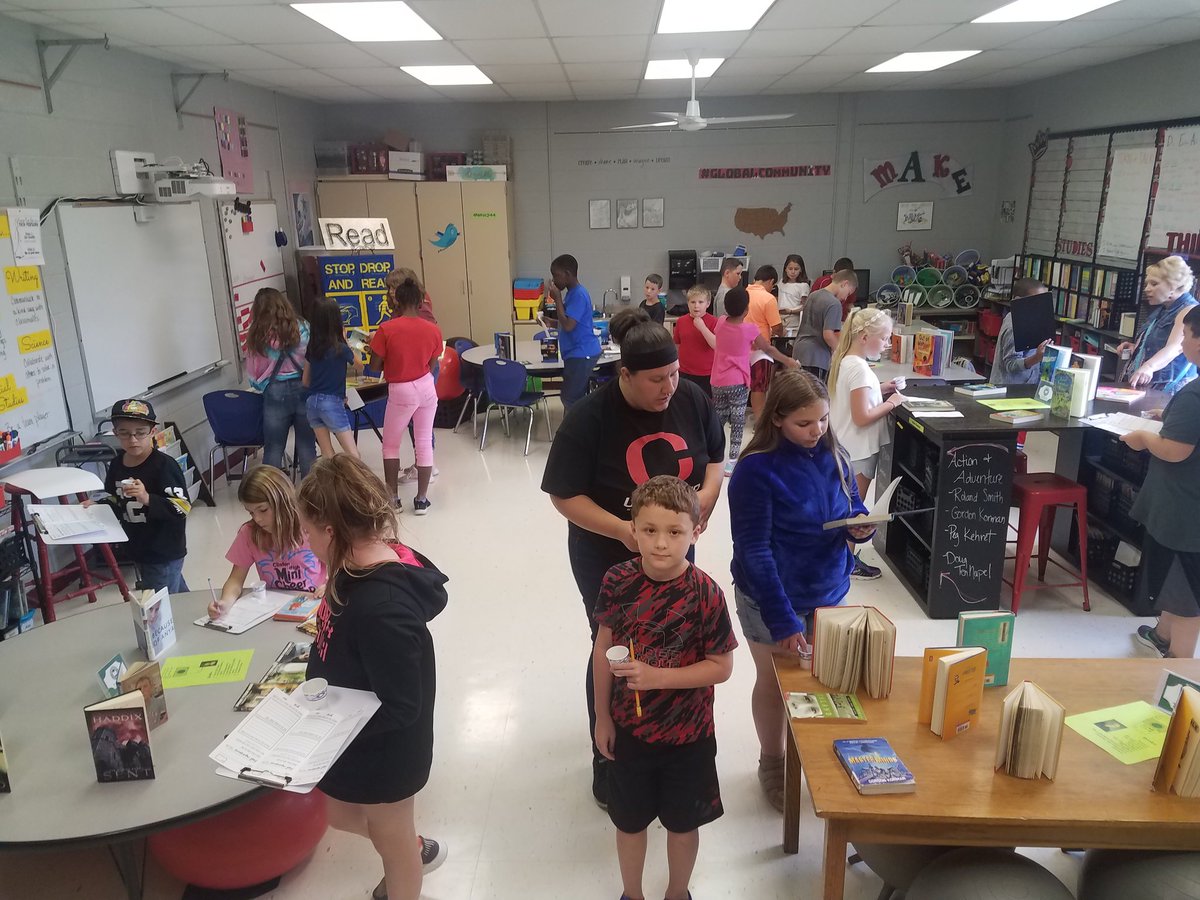 Whit244's tweet photo. Spent some time at "Starbooks" browsing books. #4thgraderocks https://t.co/4BTi0cIJ0a