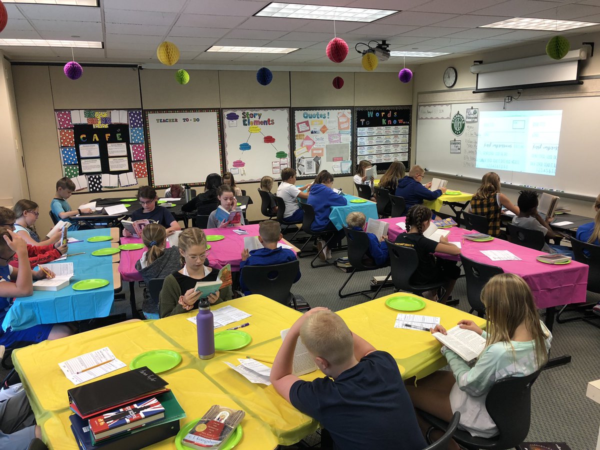 mrs_lawrence307's tweet photo. Ended a great first week with some book tasting! #CISBlueTeam #ReadingisFUNdamental #StarbooksCafè #ReadingRocks @bethanyschrag @MissyCirincione @CISCMSD @McmillonShelley https://t.co/YXdSffOLcm