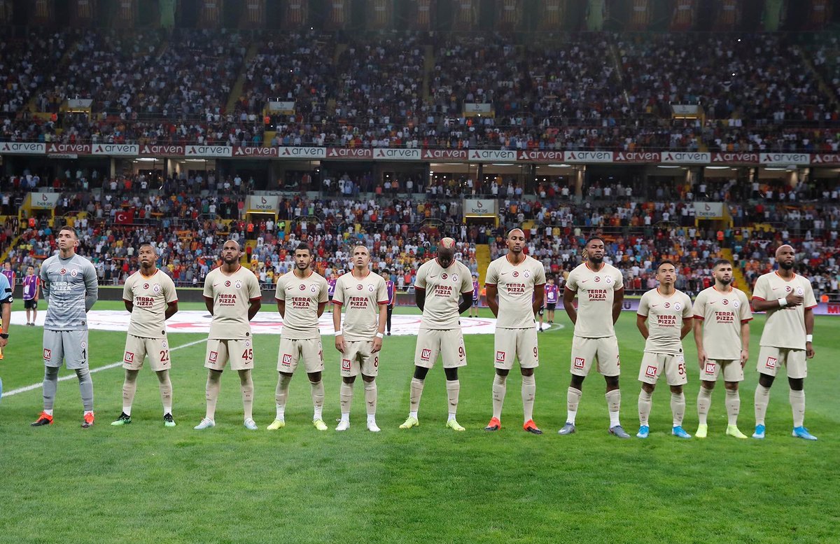 Eskiden,son haftalarda oyun kurulur, hakemlerimiz de sahada uygulardı. 
Daha ligin başı, eyyam o kadar erken başladı ki.
İlk hafta, ikinci ve nihayet, rezaletin ayyuka çıktığı üçüncü hafta. 
Galiba sadece bizim gibi adalet arayanlar ile canı yananlar isyan ediyor.Yazıklar olsun.