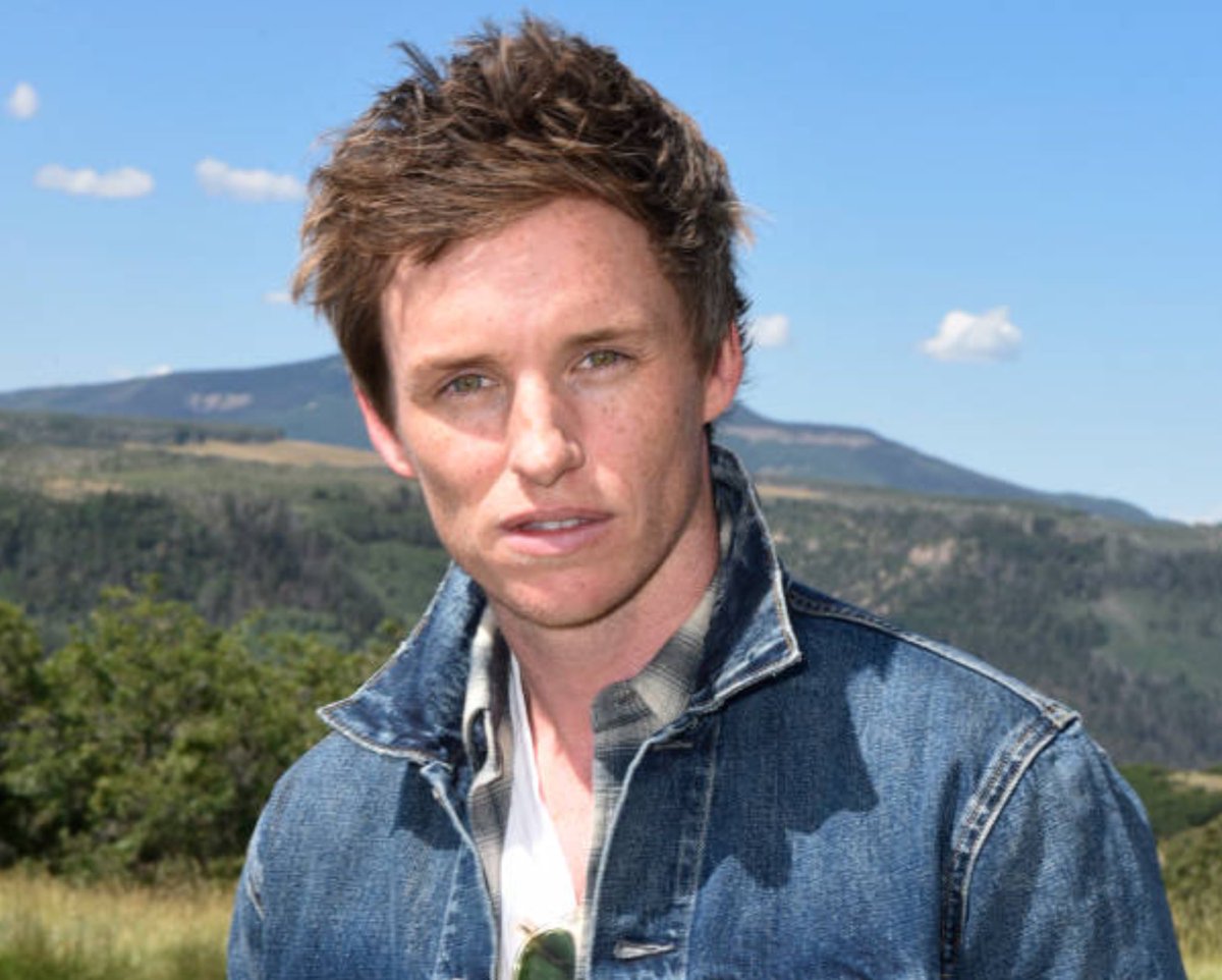 bespokeredmayne's tweet image. Five years after #TheTheoryOfEverything, #EddieRedmayne + #FelicityJones are back on the promotional circuit again with #TheAeronauts. The @amazonstudios film premieres tonight at the #TellurideFilmFestival in Colorado, stunning backdrop for these photos.