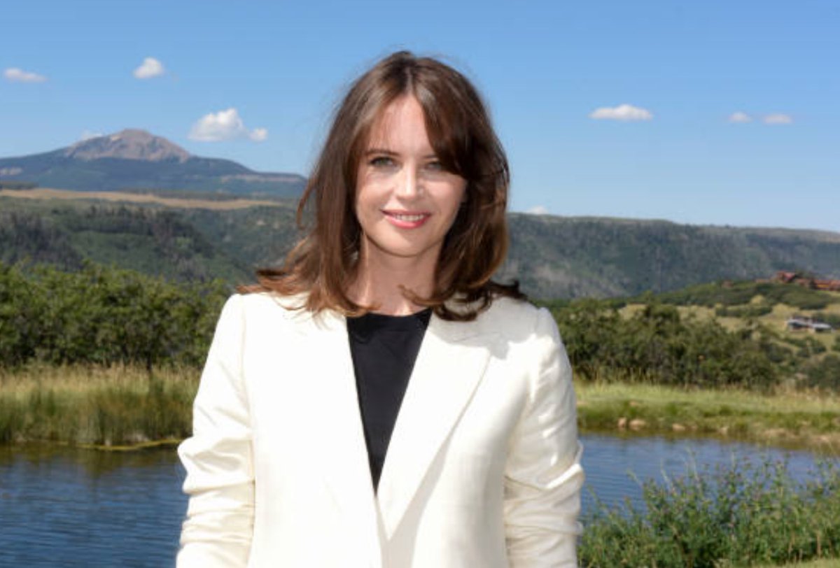 bespokeredmayne's tweet image. Five years after #TheTheoryOfEverything, #EddieRedmayne + #FelicityJones are back on the promotional circuit again with #TheAeronauts. The @amazonstudios film premieres tonight at the #TellurideFilmFestival in Colorado, stunning backdrop for these photos.