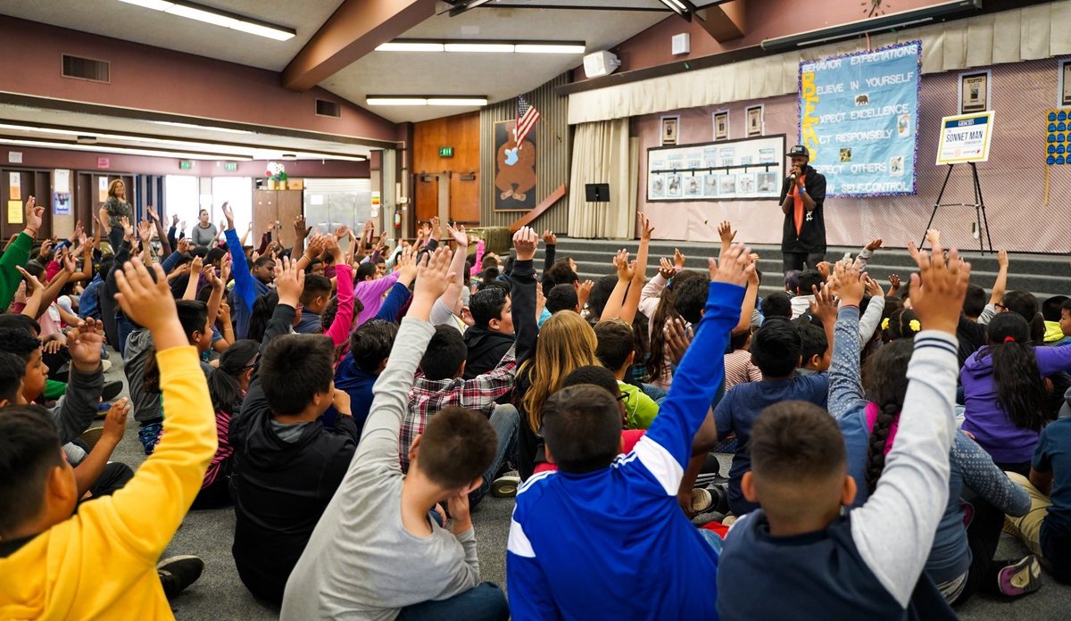 ShowsinSchools's tweet photo. The Sonnet Man introduces and makes Shakespeare accessible to students through the medium of music in a genre they know and love – Hip Hop! The Sonnet Man for Hip Hop Shakespeare Assemblies, Workshops, and Residencies! #SonnetMan #SonnetManNYC
https://t.co/cETH2CuXFj https://t.co/3iT559C6xT