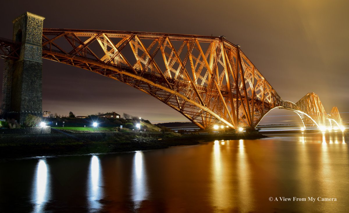 ViewFromCamera's tweet photo. #ForthBridge #trailinglights #passingship #railbridge #Fife #Edinburgh #Scotland @ThePhotoHour #ThePhotoHour @StormHour #StormHour https://t.co/Vtv0ZvOIgd