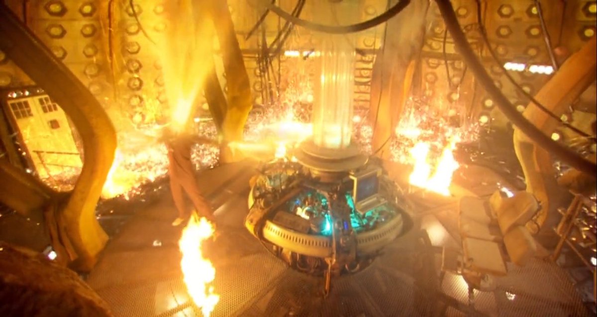 kotihy's tweet photo. #DoctorWho #GoodOmens 

В момент перерождения Доктора, горящая Тардис приземлилась на одну британскую книжную лавку. https://t.co/tif9brub6X