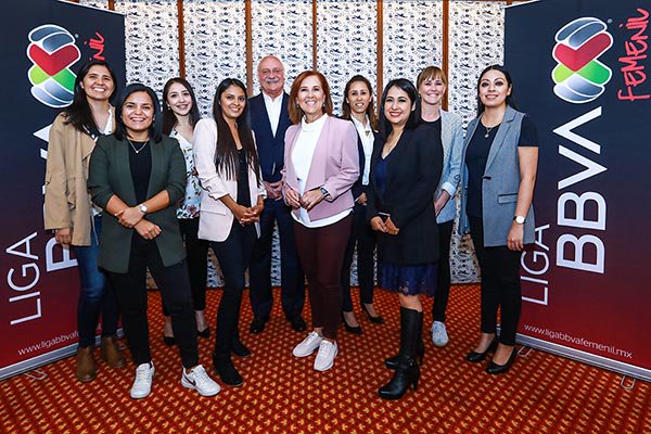 LigaBBVAFemenil's tweet photo. #NOTA: Se Presentó a la Directora de la #LIGABBVAMXFemenil y al Comité Editorial. 

🎀 #VamosPorEllas ⚽ 

https://t.co/oZD0ZlfTEe https://t.co/JqpEx2AfPC