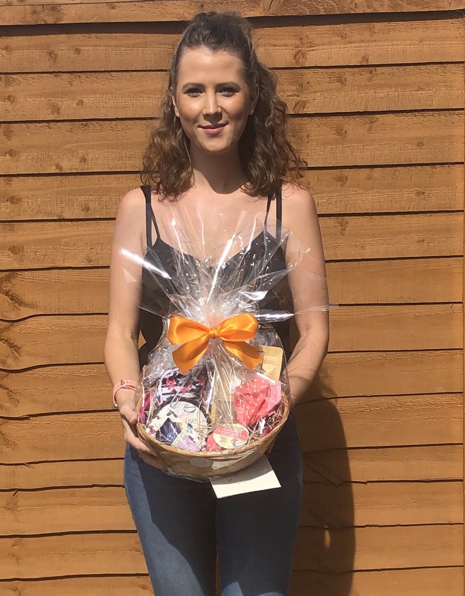 AJMakingAStamp's tweet photo. This evening we delivered a hamper to a wonderful lady working at Royal Berkshire Hospital @RBNHSFT ❤️ #unexpectedactsofkindness #bekind #NHS #teachingkindness #royalberkshirehospital #berkshire #kindness #hamper #friday https://t.co/i6EiF3JWwz