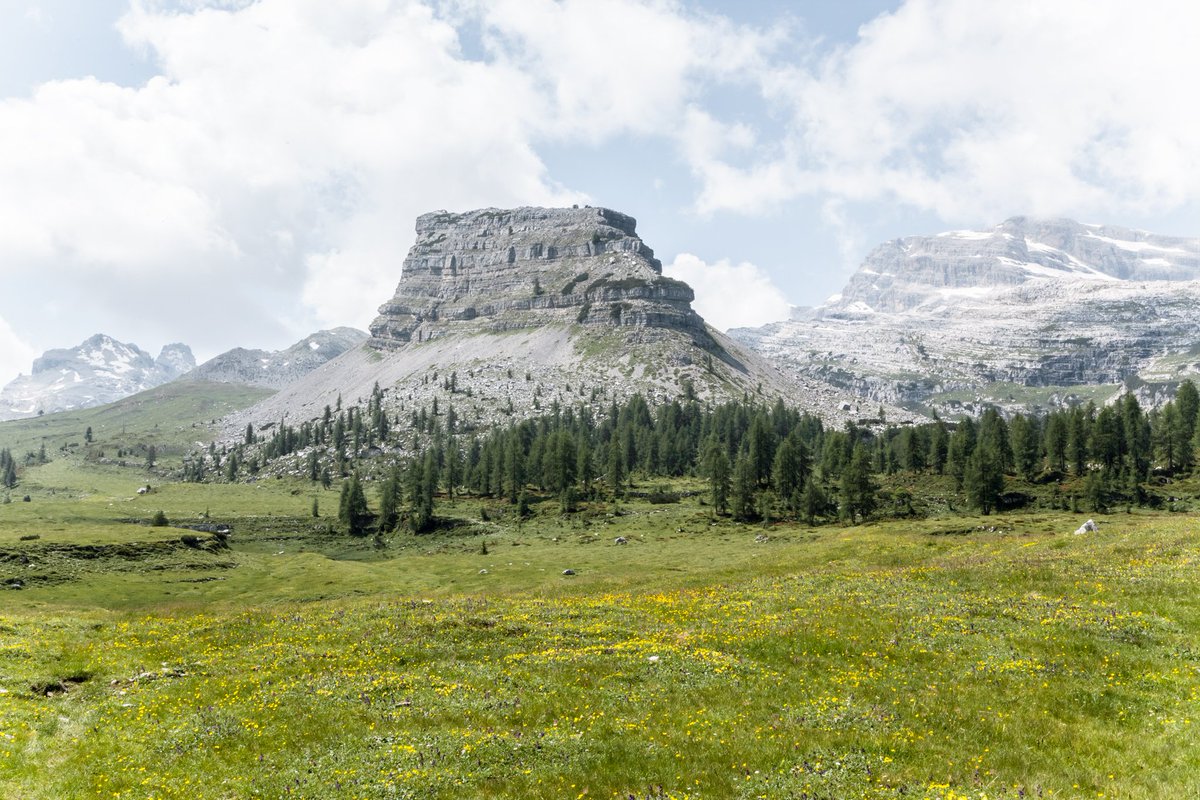 THE BEST OF DOLOMITES STORIES #49
“A volte qualcuno mi scambia per una piccola e verde Monument Valley, uno scenario da film di John Ford o Sergio Leone. Un po’ le assomiglio, è vero, ma se sapessero la mia storia..."

Per rileggere la storia: bit.ly/2Uhs8QO
