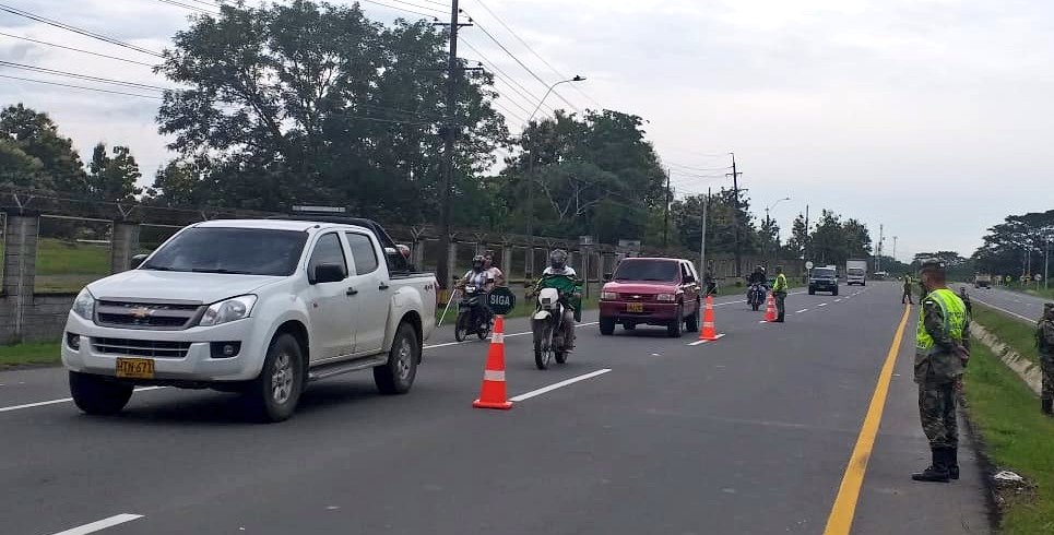 Ejercito_Div7's tweet photo. Soldados de la #Brigada17 garantizan la seguridad de los viajeros en el Urabá antioqueño.

#ViajeSeguro
#BASPC17 https://t.co/KztSudvwU2
