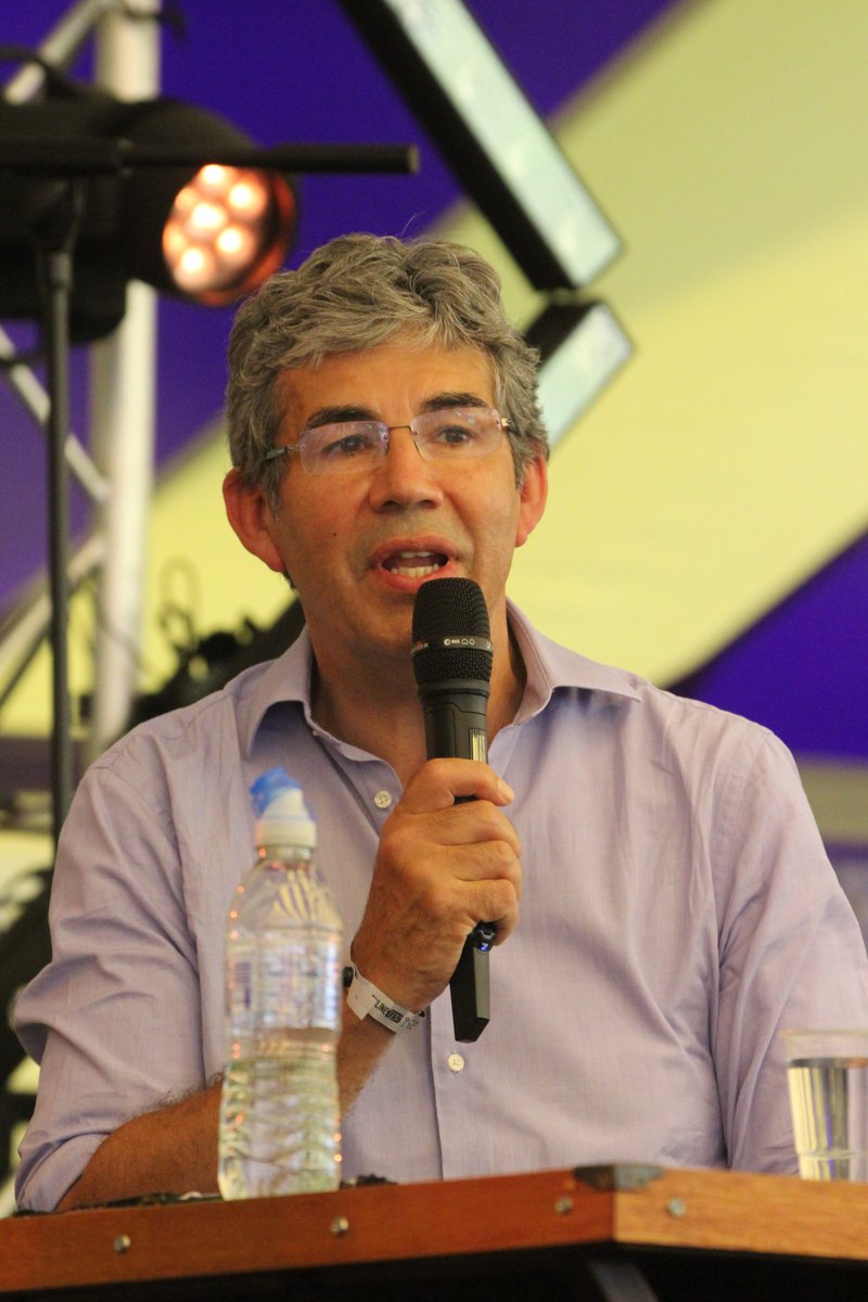 barefootbertha's tweet photo. Fantastic talk by #DavidNott 'the war doctor' @BylineFest . amazing man with an amazing story. #courage #discuss #freespeech #laugh #ForThePeople #moranfilms.Chuffed I had the privilege to meet and #photograph him #hero https://t.co/SOOKVaCxVV