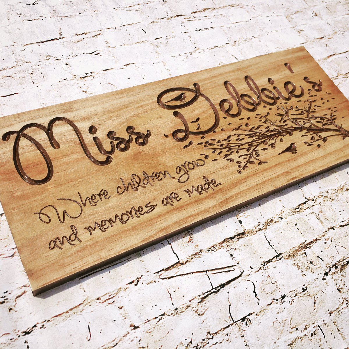 BenchmarkSigns's tweet image. The perfect gift for #backtoschool teachers. Order your s at benchmarksignsandgifts.com #teacherlife #classroomsetup #giftsforteachers #BackToSchool2019 #personalizedsigns #teachergift #customsig #classroom #teachertwitter