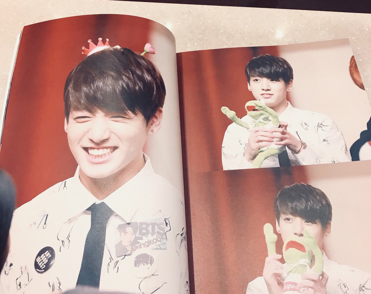 purplejimjim's tweet photo. #myyo 다녀왔어요~💜 
6주년 이벤트에 이어 생일 이벤트에 만난 울 정국이는 더욱더 멋진 모습이 되어 아미들을 반겨주네요😭사랑하는 코 찡긋 미소가 있는 엄~청 두툼한 포토북속 꾹이 보면서 행복하고 울컥하고~소중하게 잘 보고왔어요~감사합니다~보라해요💜💜💜

@IDAREU_JK
#HBD_스물셋전정국 https://t.co/Rmek3MoDAy