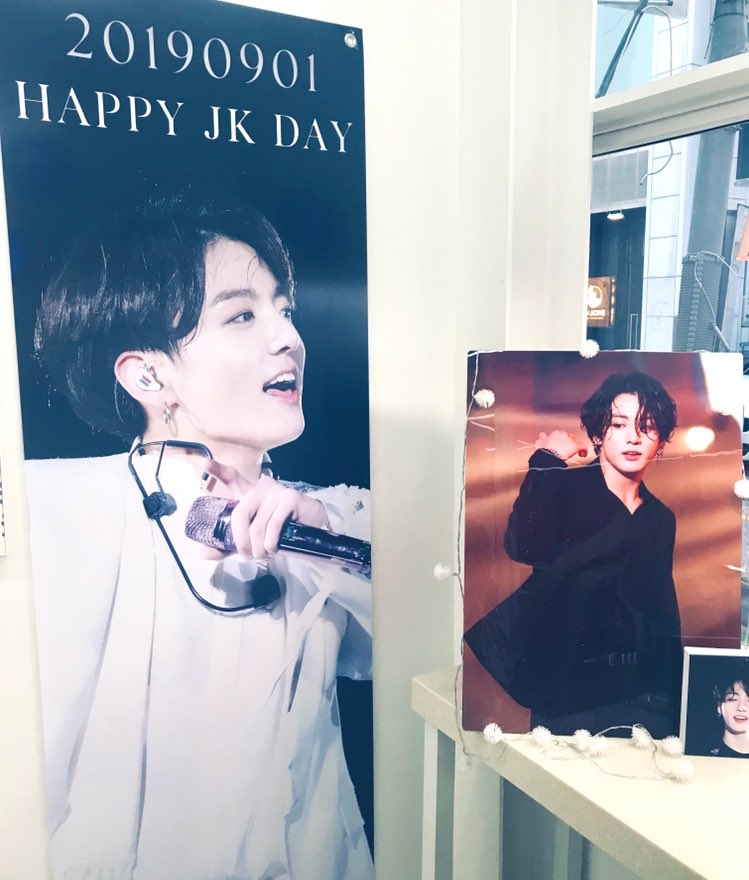 purplejimjim's tweet photo. #myyo 다녀왔어요~💜 
6주년 이벤트에 이어 생일 이벤트에 만난 울 정국이는 더욱더 멋진 모습이 되어 아미들을 반겨주네요😭사랑하는 코 찡긋 미소가 있는 엄~청 두툼한 포토북속 꾹이 보면서 행복하고 울컥하고~소중하게 잘 보고왔어요~감사합니다~보라해요💜💜💜

@IDAREU_JK
#HBD_스물셋전정국 https://t.co/Rmek3MoDAy