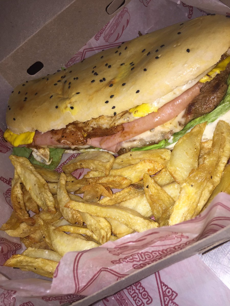 MataGula's tweet photo. Llego el lomo mas rico del condado 🥇💣 •Tenes que probar el nuevo lomo de carne con jamón cocido , queso tybo y nuestra salsa cacera 😍 •Tambien podes pedirlo simple,doble y triple Como siempre al estilo mata la gula 🤙🏼
#comedeverdad #matalagulanene #foodtruck #foodtruckfood https://t.co/WIMZf6mOKf