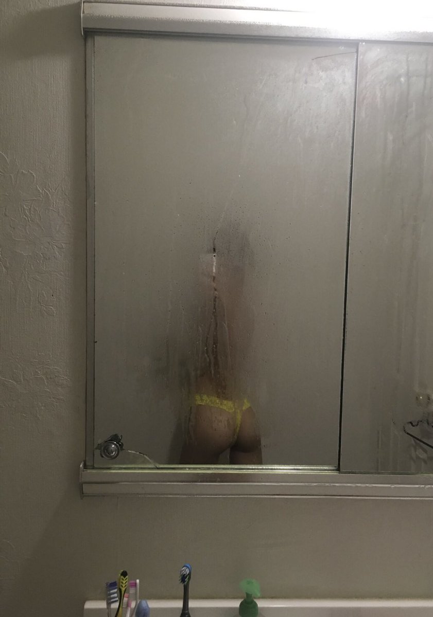 spoiledesiree's tweet photo. splish splash, i was taking a bath 💛💦 #findom #paypig #cashcow #femdom #sellingnudes https://t.co/2zwNnPrZEf
