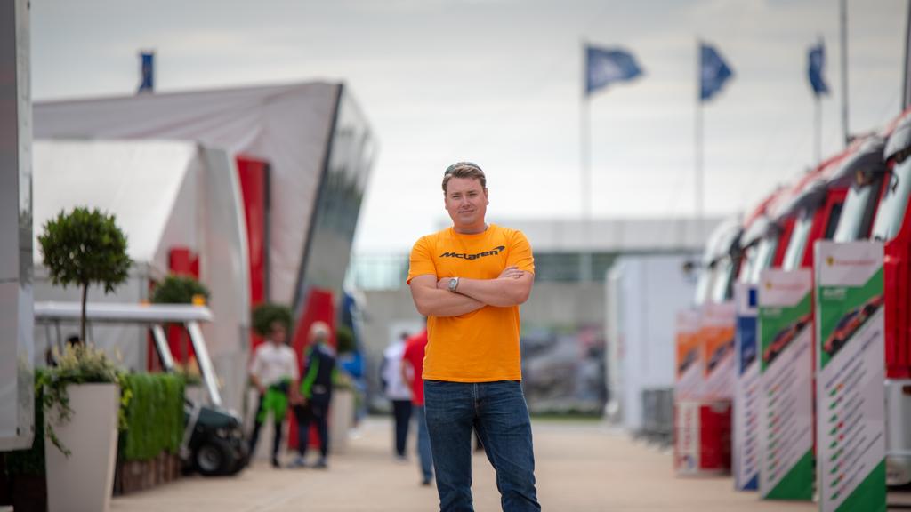 Sunchyme's tweet photo. Couldn't make it to @circuitspa this weekend, so I was showing support for @McLarenF1 at Silverstone for the @FIAWEC - awesome day out!
#wec #4hrsofsilverstone #fanslikenoother #inthepaddock #papaya #McLarenShouldRaceWEC #defiantpose #togetherwestand https://t.co/5dJs97iIS8