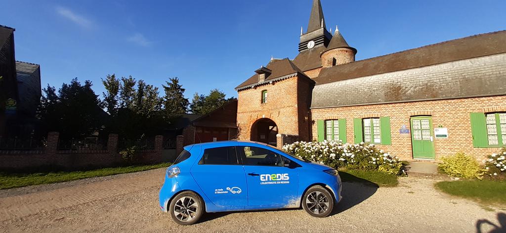 AWeberGuillouet's tweet photo. Aux confins du territoire de #l'#Aisne et des #Ardennes. Ici aussi, Enedis relie et alimente les territoires au réseau électrique. Magnifique église fortifiée de #Parfondeval. https://t.co/r0HvN3rHgV