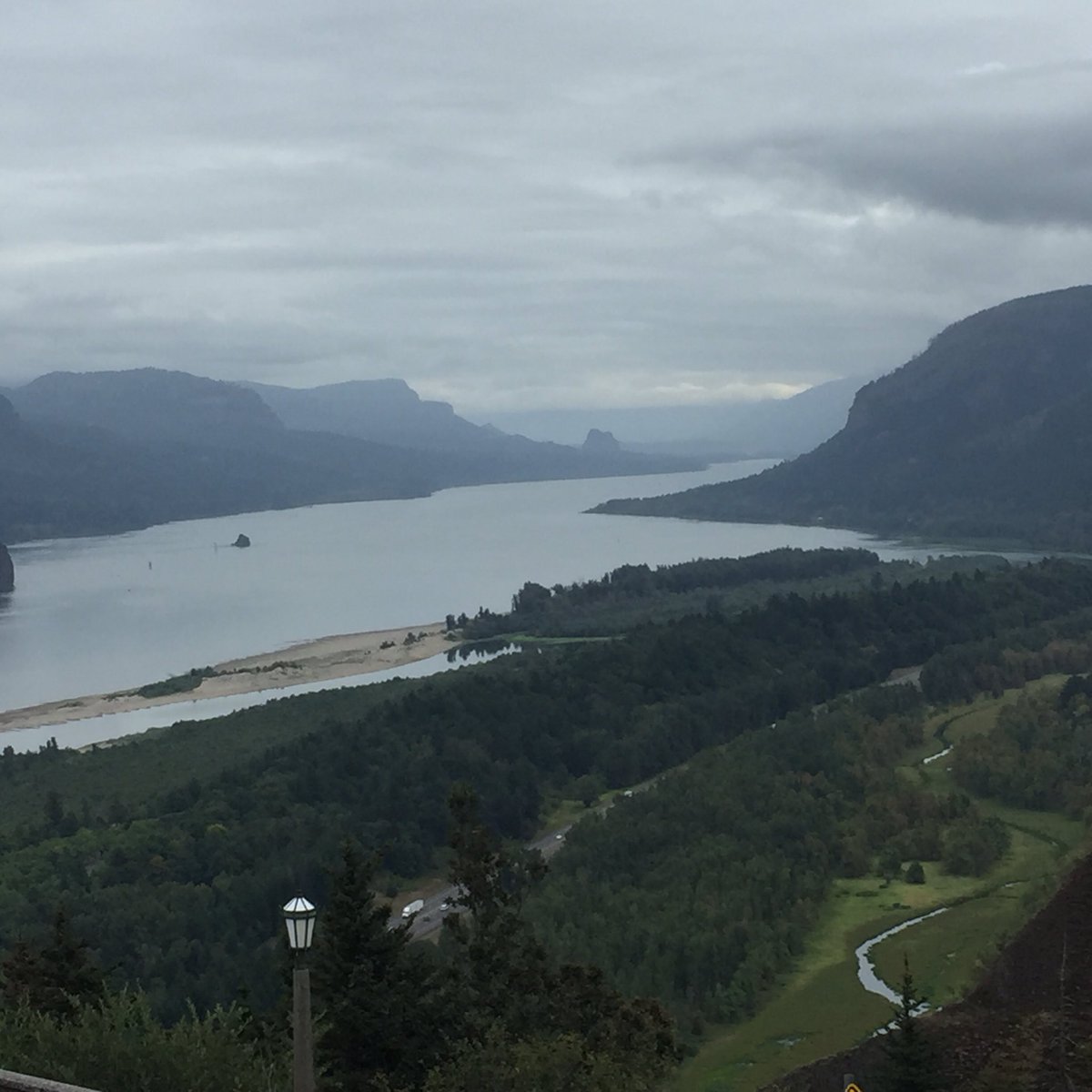 IllinoisMfgAssc's tweet photo. Vista House at Crown Point overlooking the Columbia River. Beautiful! #Oregon #NotinIllinois https://t.co/uHnAb3iJbS