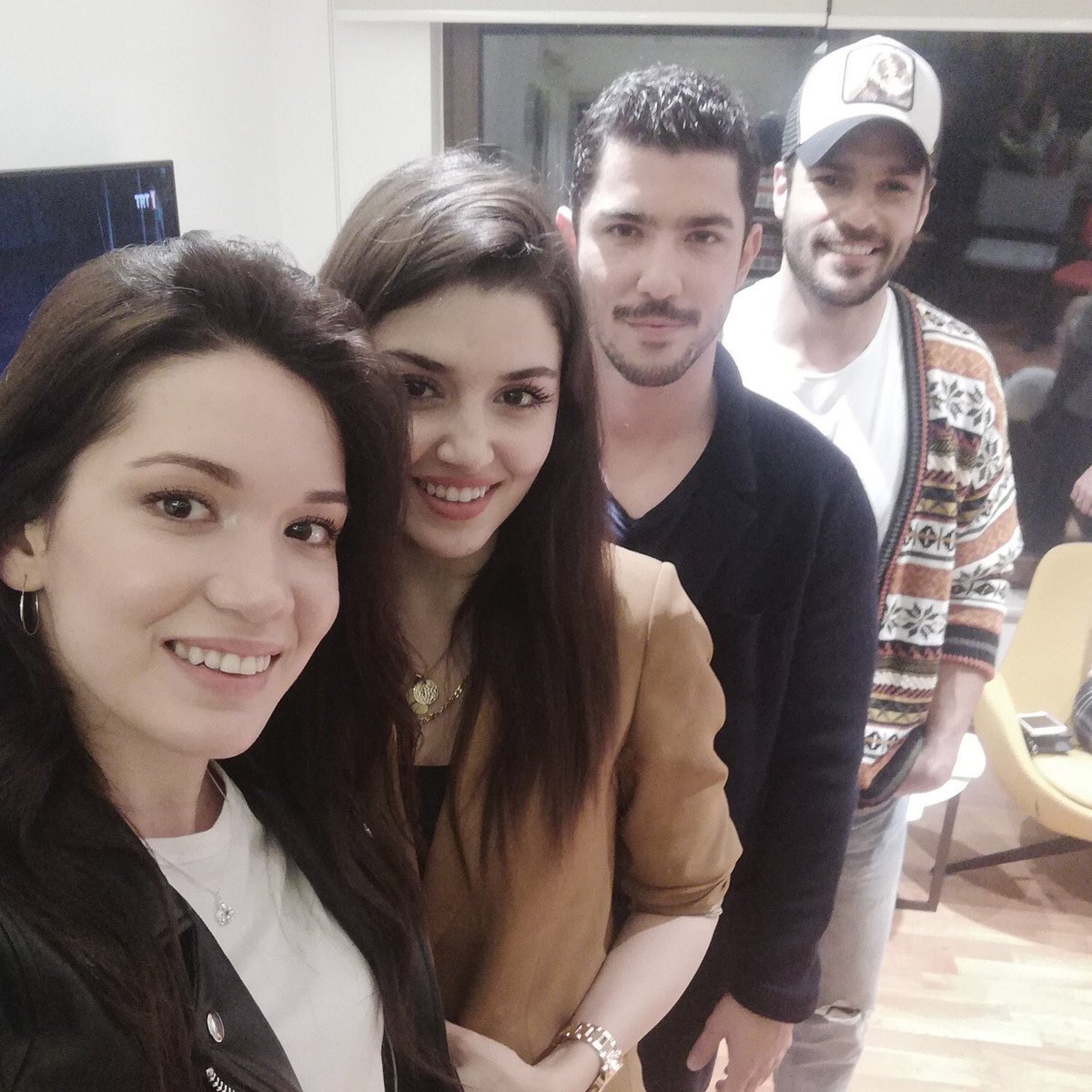 DizilandBaba's tweet photo. رنيني : جميع حلقات الموسم الاول من مسلسل حلقة سيتم اعادة العمل عليها بالمونتاج لتوفيرها على احد منصات النت.. وفي 2020 سيعرض الموسم الثاني لكن الى الان لم يتضح هل الممثلين سيكونون نفسهم ام سيكون هناك طاقم جديد
#Halka https://t.co/zMBF9PwsKI