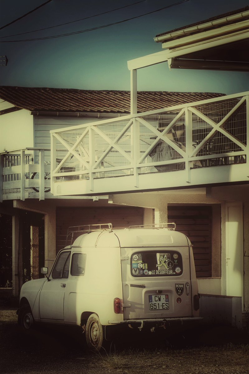 CelineEyes's tweet image. Vieilles carcasses 

#voiture #ancienne #voitureancienne #2cv #4l #citroën #Renault #camion #transport