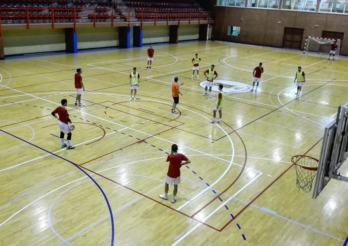 fsvivocuenca's tweet photo. Primera sesión en pista de nuestro equipo en Cuenca capital, en el San Fernando. Jornada de trabajo previa al entrenamiento competitivo de mañana y al choque amistoso del domingo, donde estaremos en Campo de Criptana (C. Real) para medirnos ante el @CdCriptanafs.
¡Hazte socio! https://t.co/RYVes2vg9W