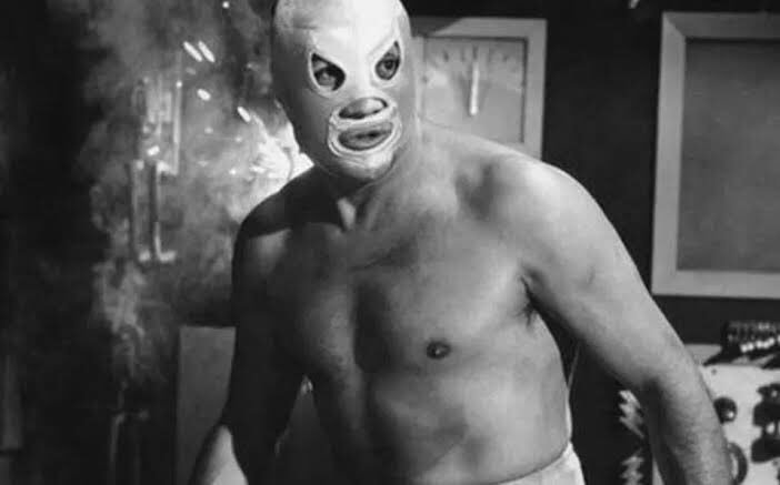 24Foro's tweet photo. #Inédito Así se veía "El Santo" sin máscara | En la exposición En casa con mis monstruos, Guillermo del Toro dedica una esquina al célebre luchador https://t.co/ofjvXHjCH6