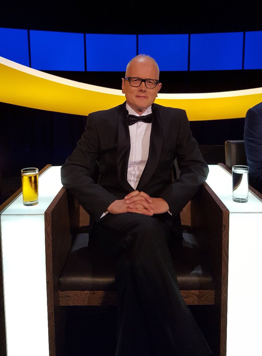 keesvanamstel's tweet image. Goed, ik had gezworen als ik in de finale van #deslimstemens zou komen, dat ik dan mijn smoking aan zou doen. Beloofd is beloofd #wininstyle #or #loseinstyle #amstelkeesvanamstel