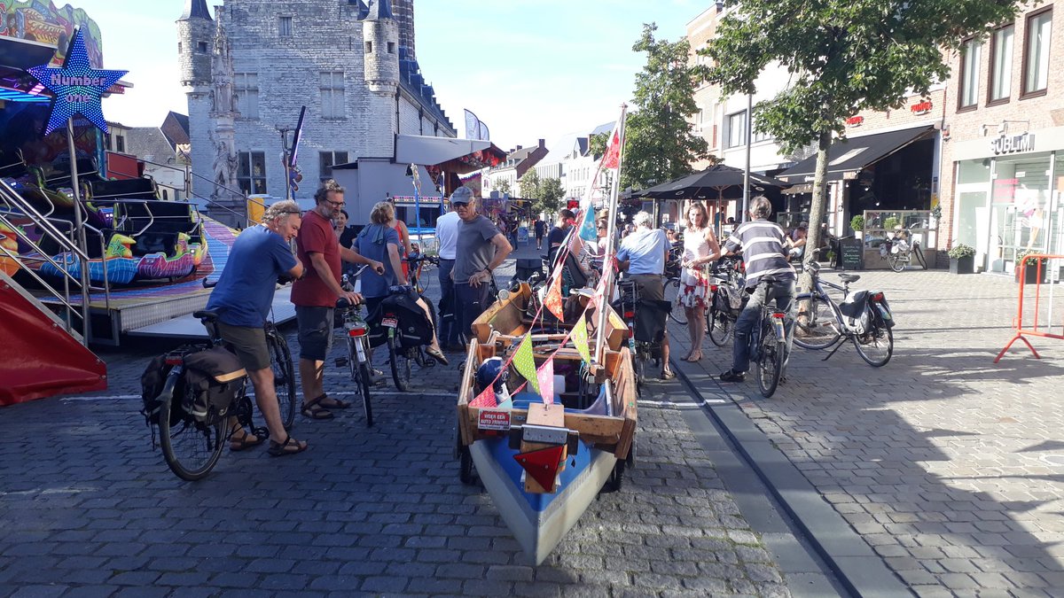 jospiessens's tweet photo. Schipper mag ik overfietsen? #criticalmass @stadherentals https://t.co/Bsa2SgqQfA