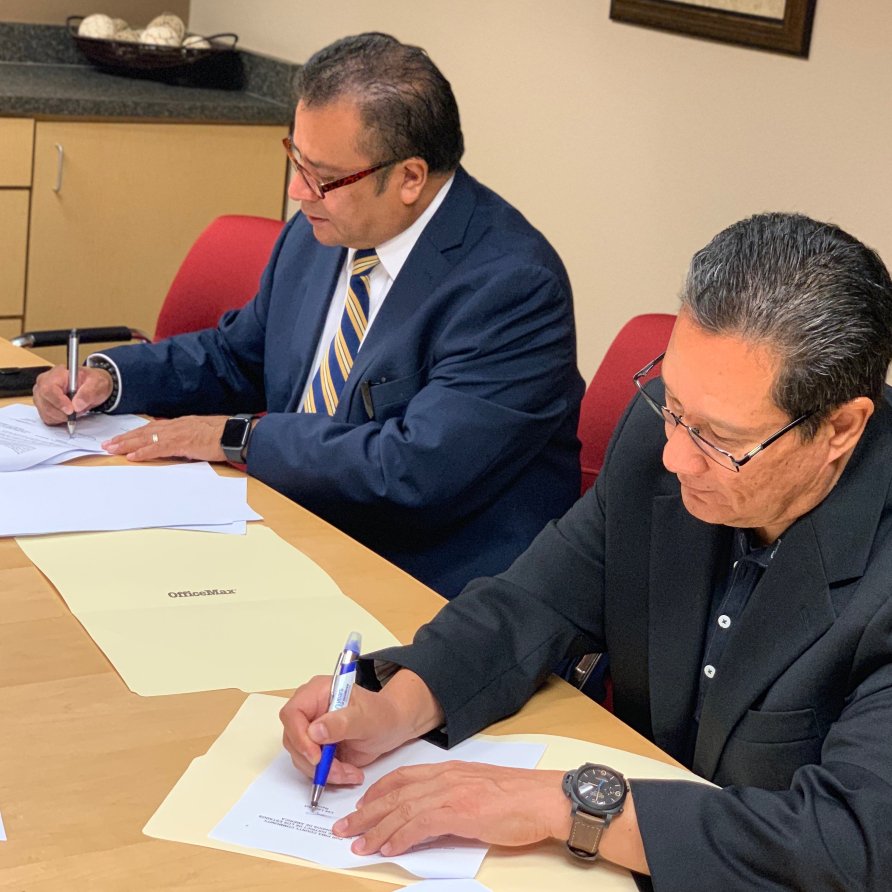 Chancellor Lambert & Consul of Mexico in Tucson Ricardo Pineda sign an agreement in which the Mexican Consulate provides $10K & PCC Foundation $15K to support post-secondary students from Mexico/of Mexican origin in the U.S. @LeeLambert3 @ConsulMexTuc @PimaFoundation #IMEBecas