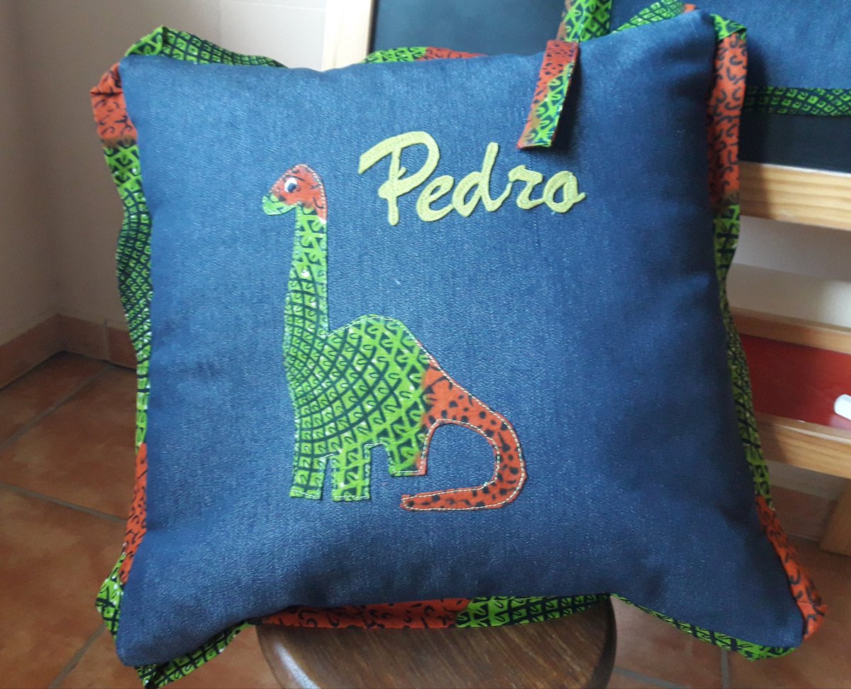 FabyCosucas's tweet photo. Preparando a los más pequeñines para su inicio en Infantil . 
Tejido tejano mezclado con tela wax africana
#vueltaalcole #infantil #preparandoelcole #telaswax #regalosunicos #dinosaurios https://t.co/0OJZSZCYy6