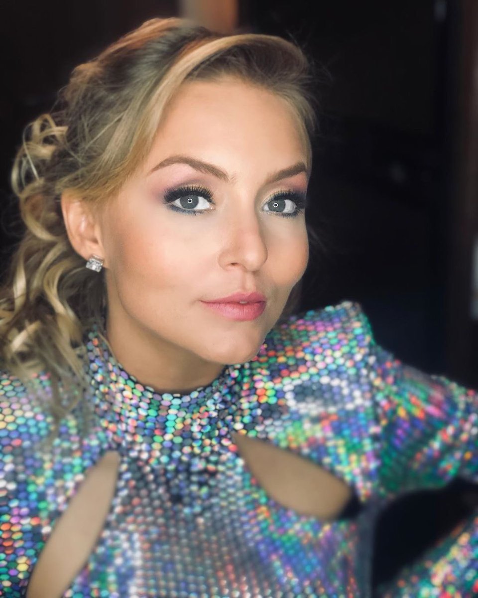 TeamABoyerMedia's tweet photo. IG | (...) Si se tienen unos ojos hermosos, como los de @Anboy88, no es necesario saturar de sombras y delineados, la sobriedad y la elegancia en un maquillaje hacen que la persona se vea y se sienta cómoda.
#mua @JulioArroyo79 
#outfit @NoNameStudioMx 
Vía Julio Arroyo https://t.co/MXEnJWSw1K