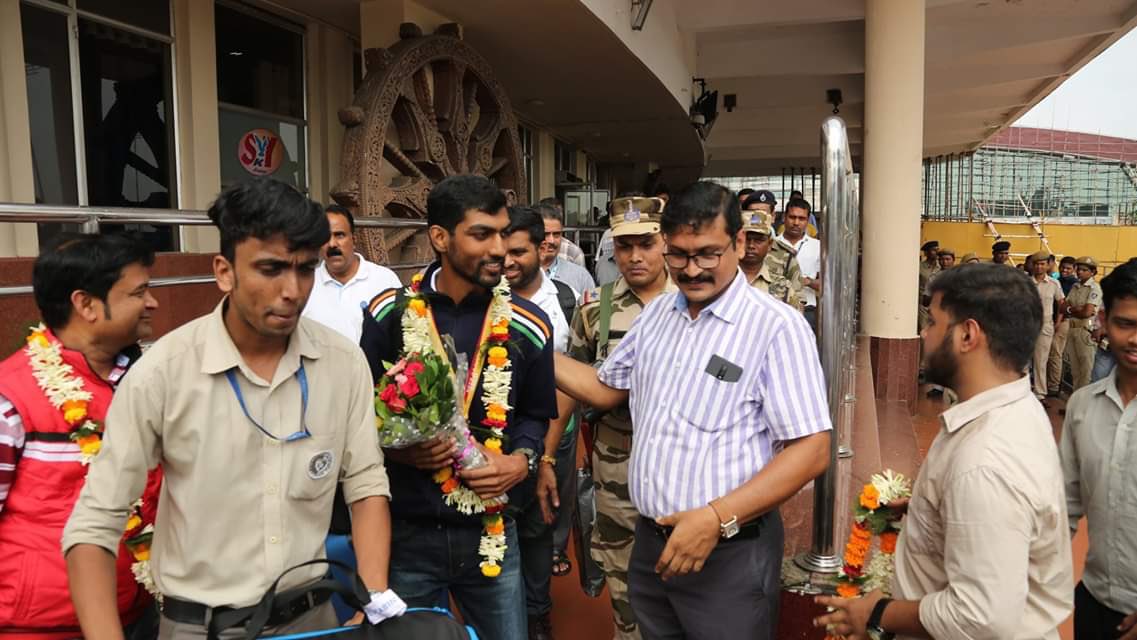 MSDESkillIndia's tweet image. Aswatha Narayana who won Gold Medal for India at the @WorldSkills 2019, received a warm welcome on his arrival in back home. His historic feat will inspire millions of youth not just in Odisha, but all across India. #IndiaWinsInKazan #AbSkillsKiBari 

hindustantimes.com/education/odis…