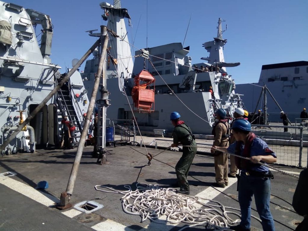 AB_Guardacostas's tweet photo. Como parte del constante adiestramiento que realizan las unidades de @AB_Guardacostas, se ejecutan maniobras de transferencia en la mar, fase en puerto, para calificar nuestro personal  elevando los niveles apresto operacional.
#GuardacostasSomosTodos
#LealesSiempreTraidoresNunca https://t.co/f00arinjp8