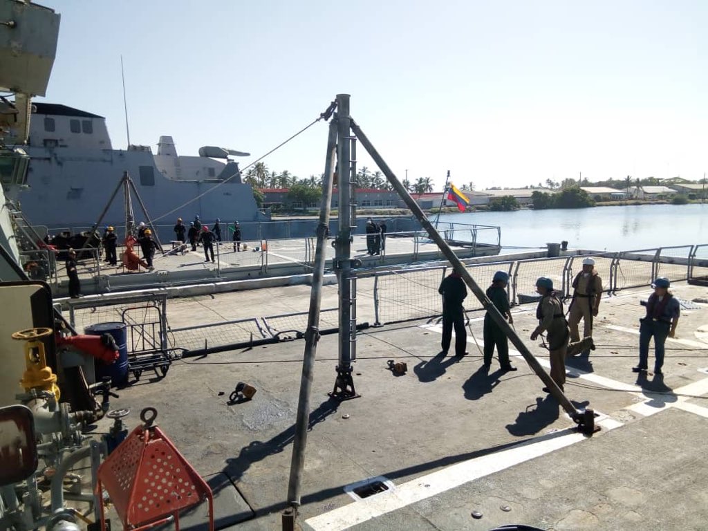 AB_Guardacostas's tweet photo. Como parte del constante adiestramiento que realizan las unidades de @AB_Guardacostas, se ejecutan maniobras de transferencia en la mar, fase en puerto, para calificar nuestro personal  elevando los niveles apresto operacional.
#GuardacostasSomosTodos
#LealesSiempreTraidoresNunca https://t.co/f00arinjp8
