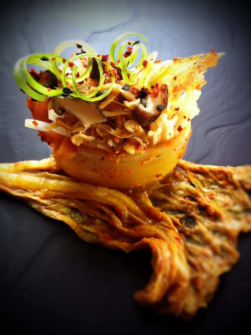 Gunkan Kimchi. Que guarrada tan rica. Picante, ácido làctico y crujiente. El sabor estalla en la boca y te llena desde la lengua hasta la laringe, que placer para la lengua, que besos tan ricos!