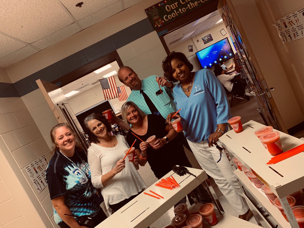 melissa_rone's tweet photo. Celebrating a SMOOTH start to the school year with smoothies for our amazing Dowell staff! 😃 @thedowellDL https://t.co/7n4iLv3D5y