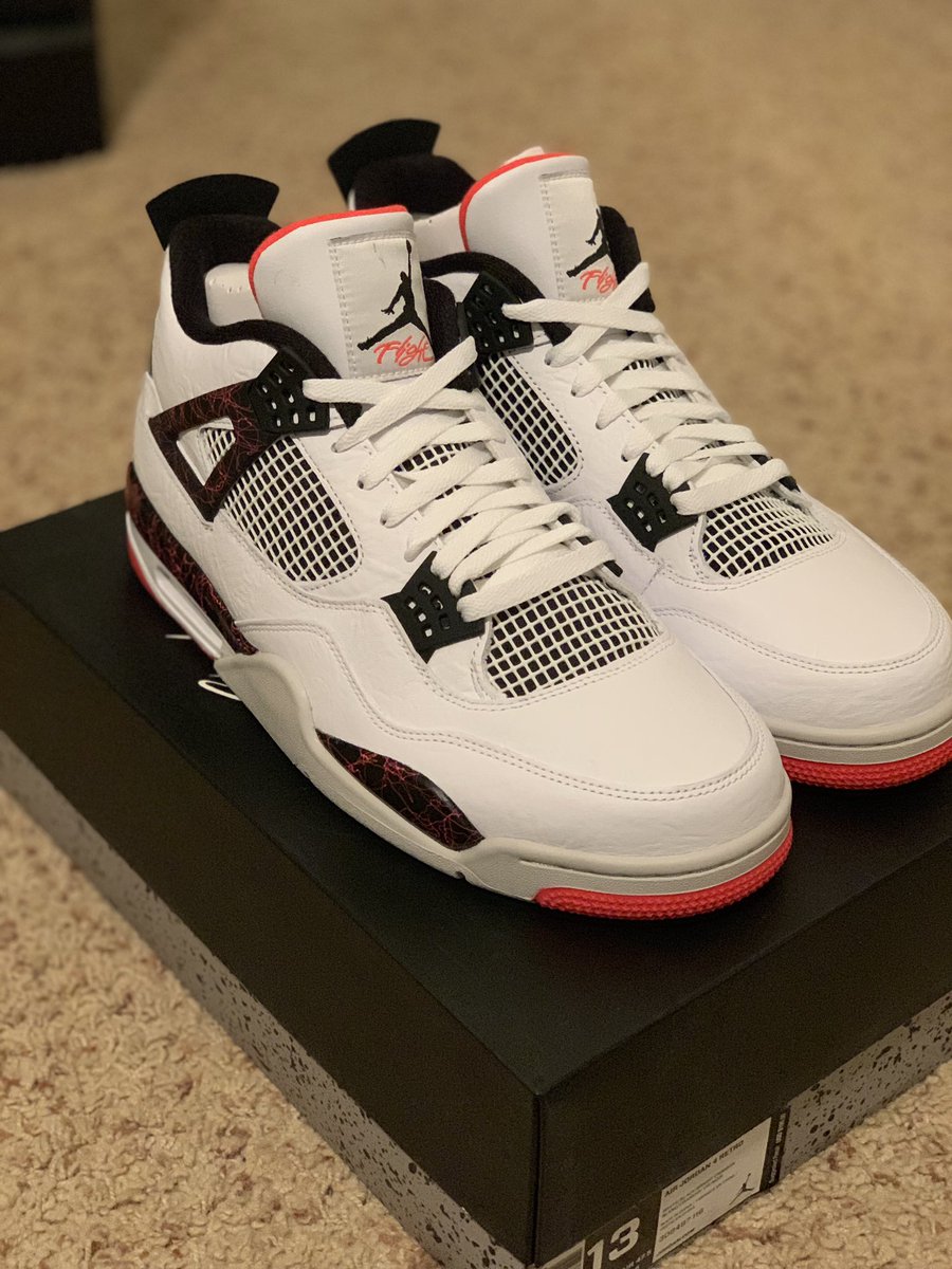 Stephen_ATT's tweet photo. Picked these up from @hibbettsports !! Hidden gem store! Check em out! #airjordan #retro #nostalgia 🔥 @MidAtlanticHeat https://t.co/0iiOnbq2Hl