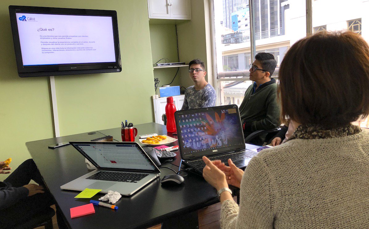 imagetech_ec's tweet photo. Hoy en #CafeIT de @imagetech_ec, @WenVivero dirigió un mini taller acerca del poder del #customerJourney 

#UX #UserExperience #CJM https://t.co/Yz8UPHBmwo