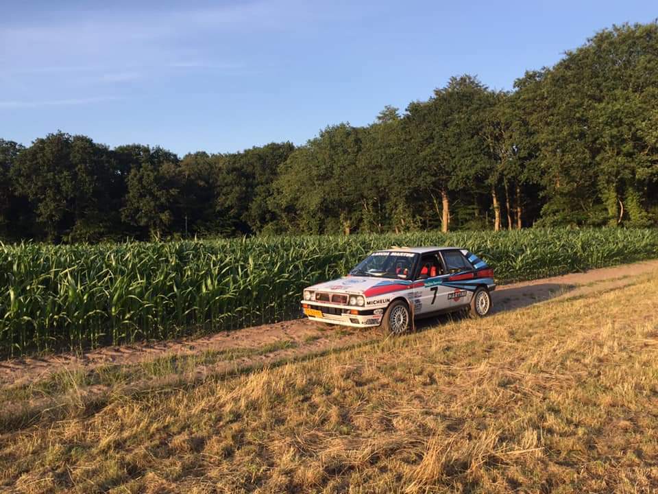 club_lancia's tweet photo. Het is weer vrijdag en in het kader van de Lancia zomer foto, weer een prachtige Martini Delta ingezonden door Jeroen Heijthekker. #Lancialeeft #Delta #martini #rally #LCN #zomerfoto https://t.co/AEyT6xyRmd