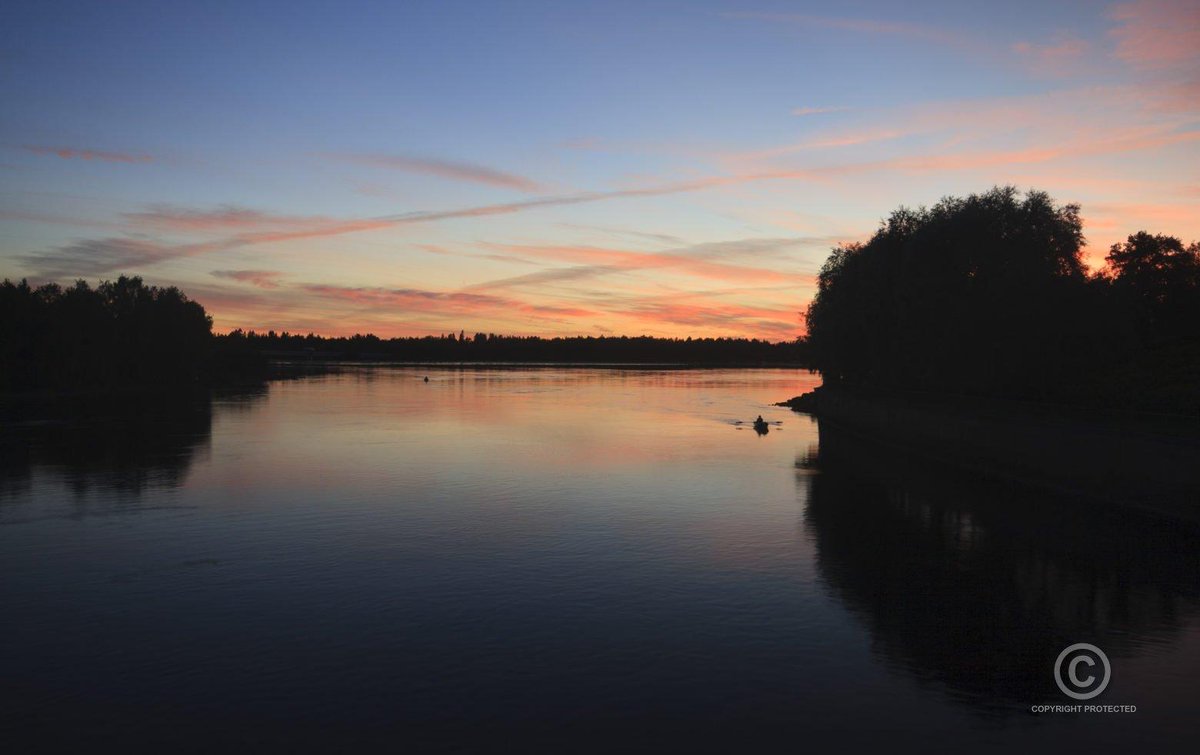 VisualFinland's tweet image. Yksinäinen kalastaja auringonlaskussa.

Kesäillan tunnelmaa Hartaanselältä Oulusta. Onko kenellekään tuttu paikka?

Lisää Oulu-kuvia Visual Finland -kuvapankissa: visualfinland.com/downloads/cate…

#oulu #valokuvaus #luonto #suomi #finland #visitfinland @oulunkaupunki #visitoulu #syksy