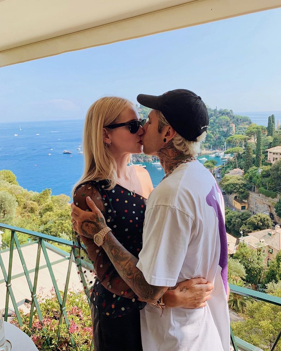Fedez's tweet photo. Tu sei la mia Sandra ed io il tuo Raimondo ❤️
Quasi un anno da sposati 💍 https://t.co/sKAYddHUXW